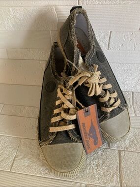 Rocket Dog Olive Green Canvas Low-Top Sneakers with Tan Laces